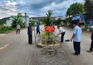 Đồng chí Nguyễn Quyết Tính, Bí thư Đảng bộ, Chủ tịch HĐND xã cùng các thành viên công đoàn xã tham gia trồng cây xây dựng tuyến đường mẫu