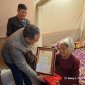 Đồng chí Nguyễn Quyết Tính, Bí Thư Đảng bộ, Chủ tịch HĐND xã Hợp Thắng, đi thăm hỏi tặng quà các gia đình chính sách và chúc tết các Đảng viên trên 60 năm tuổi Đảng