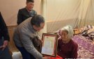 Đồng chí Nguyễn Quyết Tính, Bí Thư Đảng bộ, Chủ tịch HĐND xã Hợp Thắng, đi thăm hỏi tặng quà các gia đình chính sách và chúc tết các Đảng viên trên 60 năm tuổi Đảng
