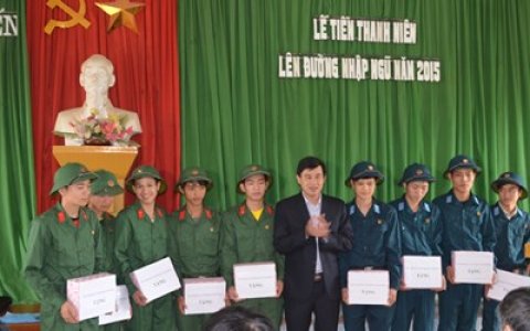 Gặp gỡ, tặng quà tân binh lên đường nhập ngũ năm 2015